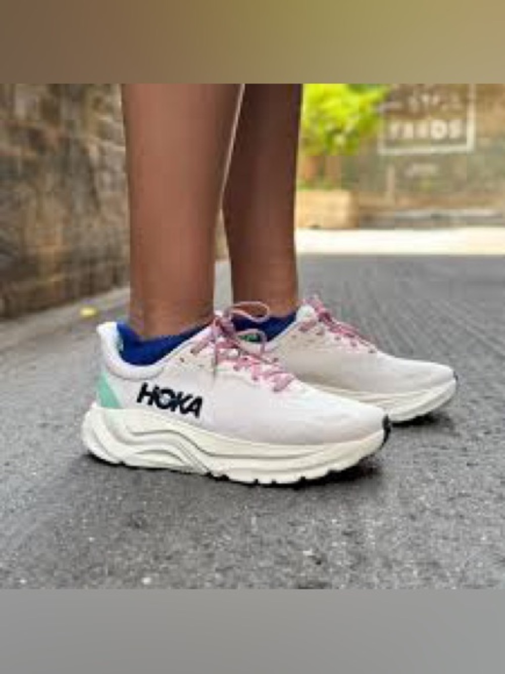 Used women HOKA Arahi 8 running shoes size 9